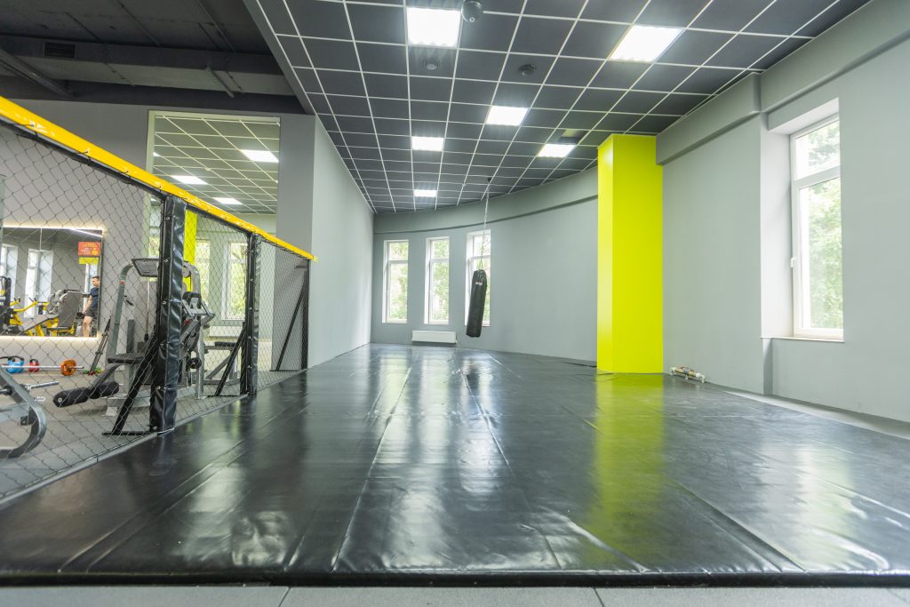 Зона единоборств с боксёрской грушей в GYM24 на Машерова