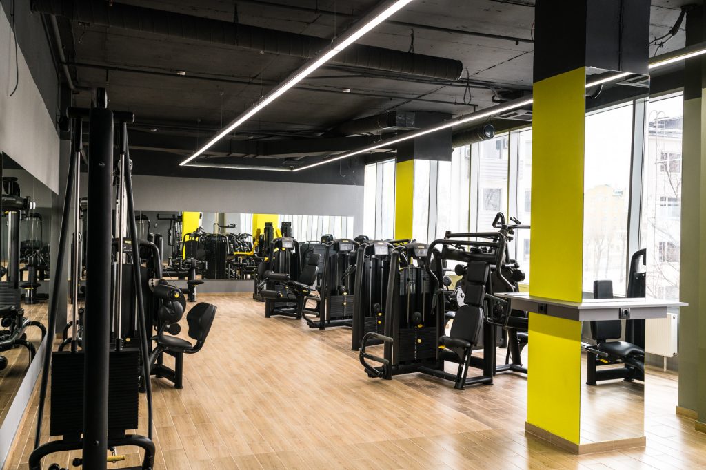 Зона блочных тренажёров в зале GYM24, БЦ «Роял Плаза»