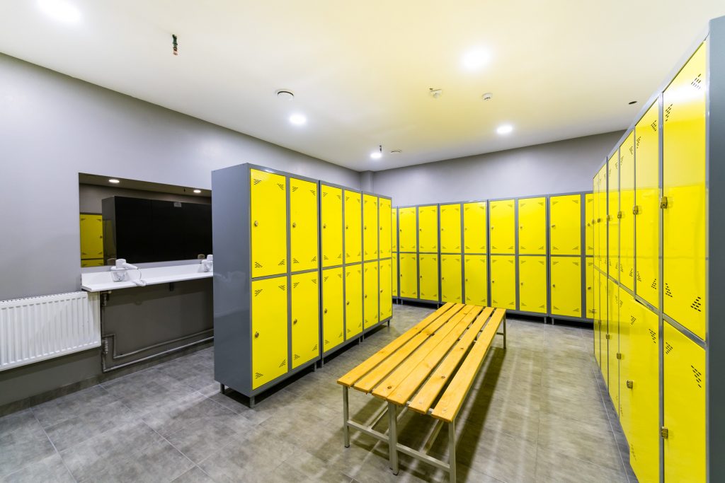 Раздевалка в тренажёрном зале GYM24 на Немиге