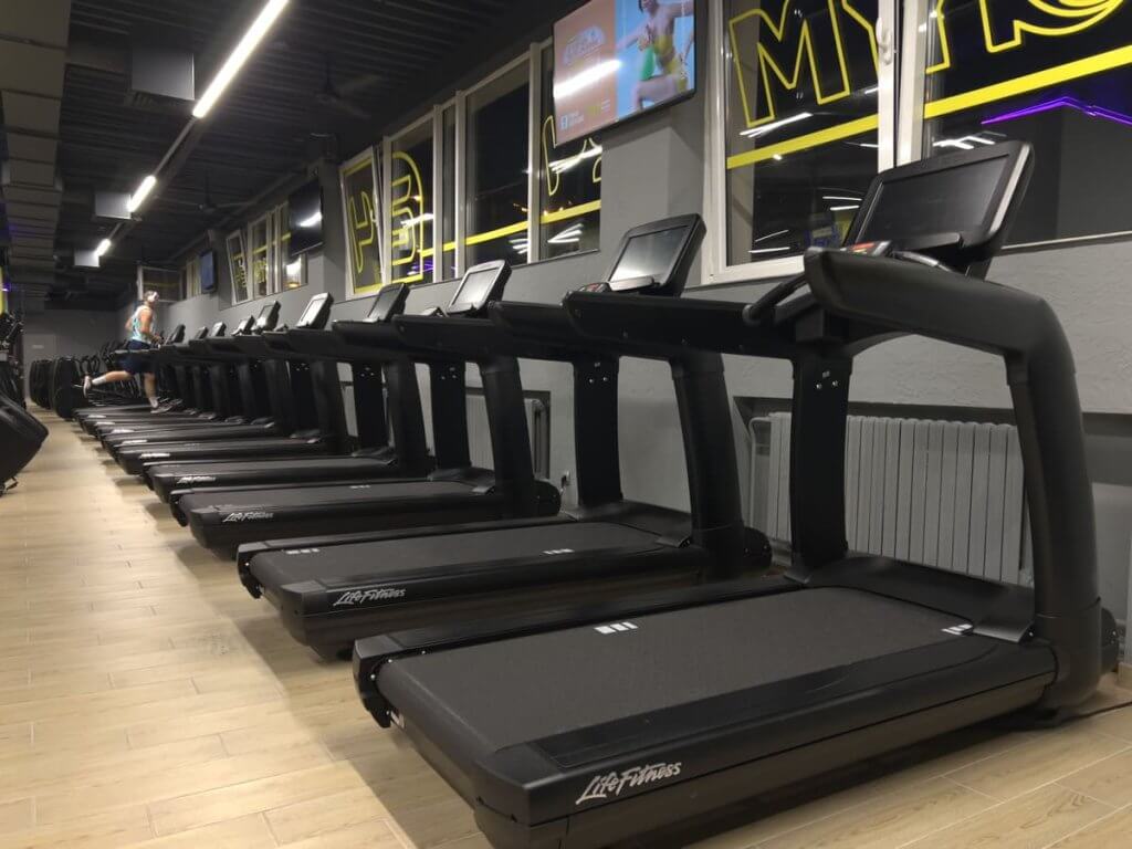 Кардио-зона тренажёрного зала GYM24 на Уманской