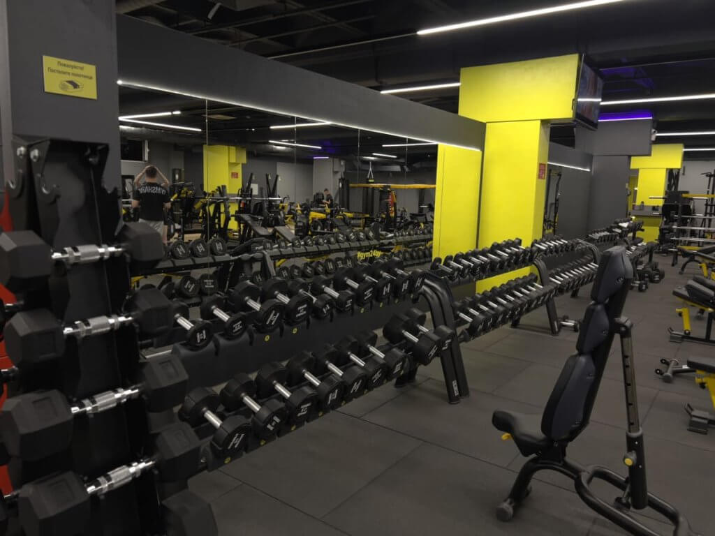 Четыре гантельных ряда в зоне свободных весов клуба GYM24