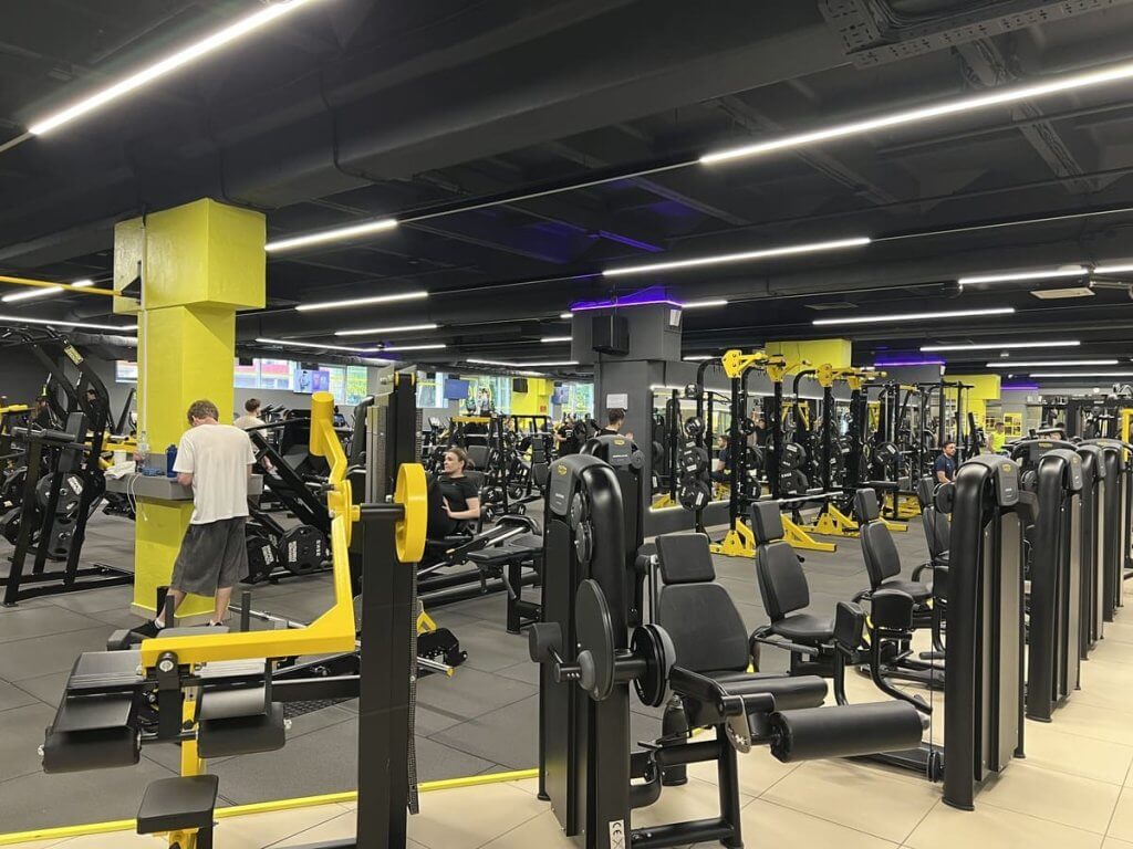 Зона блочных тренажёров в клубе GYM24, ТЦ «Глобо»