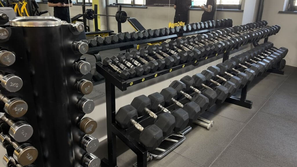 Зона свободных весов и гантельный ряд в клубе GYM24, Минск