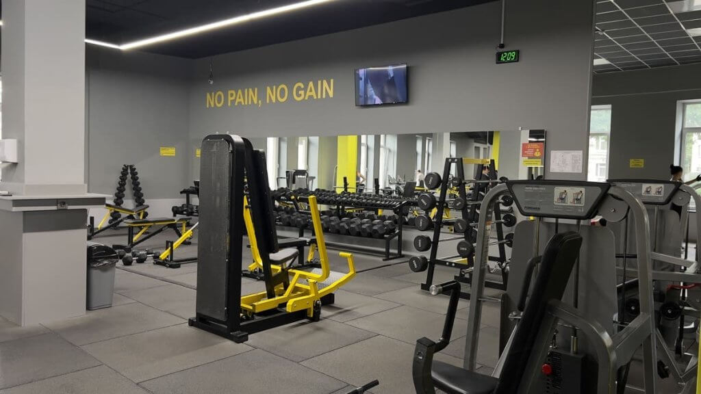 Зона свободных весов и гантельный ряд в клубе GYM24, Минск