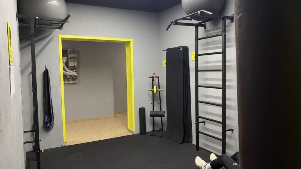 Зона растяжки в тренажёрном зале GYM24 на Немиге